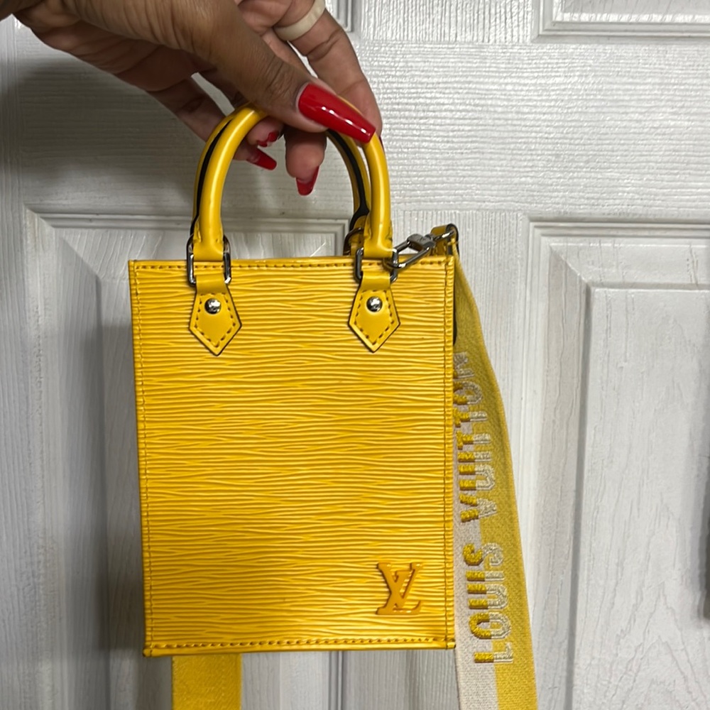 Rare AUTHENTIC Petit Sac Plat- Louis Vuitton. Excellent Condition!!